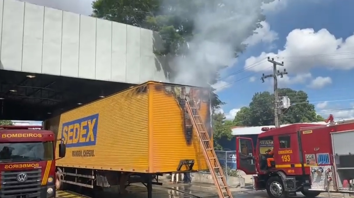 Carreta dos Correios pega fogo no Centro de Distribuição de Teresina