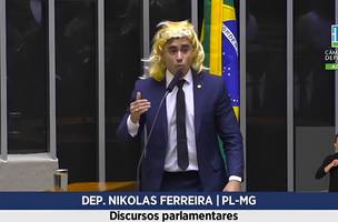 Nikolas Ferreira usou uma peruca para discursar no dia da Mulher (Foto: Reprodução/ TV Brasil)