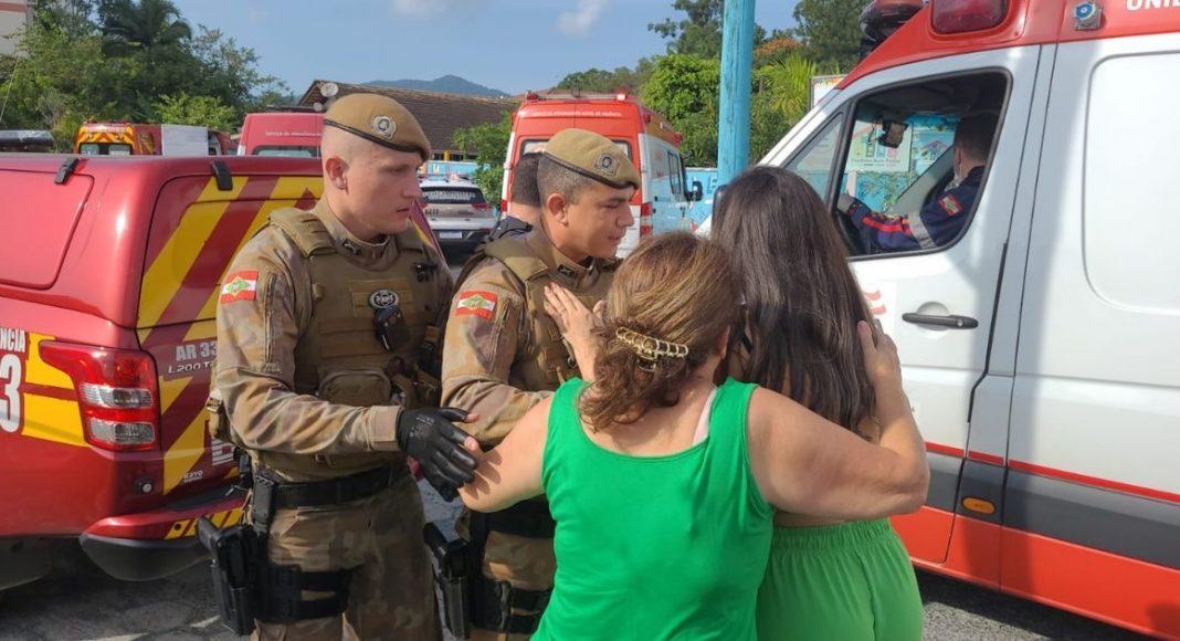 Criminoso invade creche e mata quatro crianças em Santa Catarina