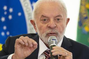 Lula agrava pena para ataques em escolas e criminaliza bullying e cyberbullying
