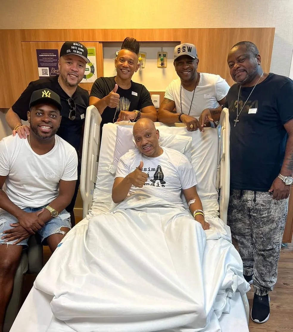 Integrantes da banda Molejo visitam o cantor no hospital.