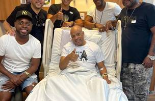 Integrantes da banda Molejo visitam o cantor no hospital. (Foto: Reprodução/Redes Sociais)
