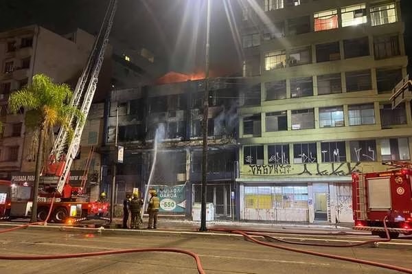 Pousada pega fogo e deixa 10 pessoas mortas em Porto Alegre (RS).