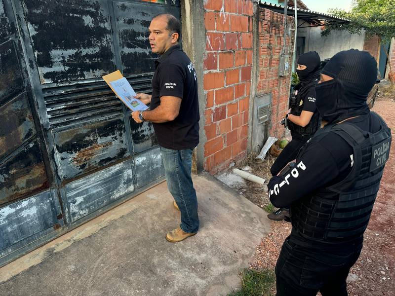 Polícia cumpre mandados contra grupo especializado em roubo de veículos