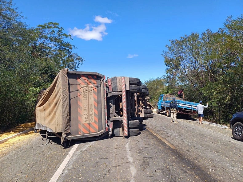 Carreta Que Tombou E Atingiu Carro Na Br Estava Toneladas De