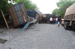 Acidente entre dois caminhões bloqueia BR 135 no interior do Piauí (Foto: -)
