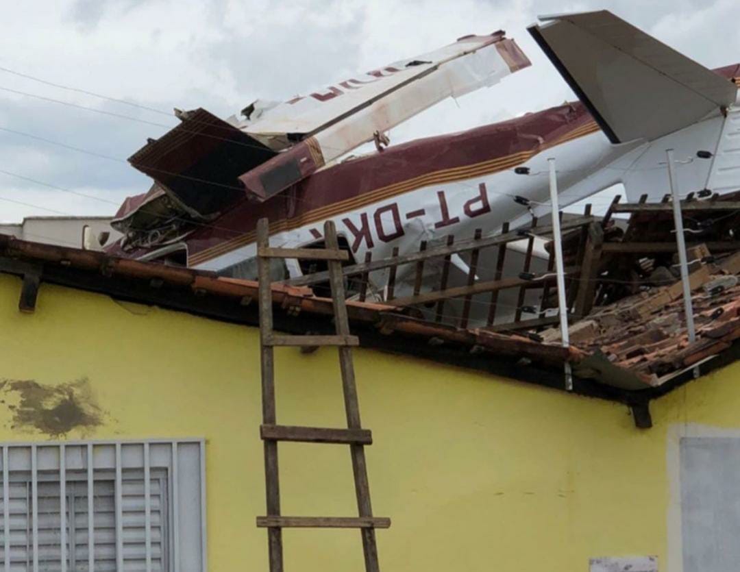 Avião bimotor cai sobre residências na cidade de Balsas; assista ao vídeo