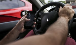 Maio Amarelo: associação alerta para riscos do celular ao volante; Senado aprova projeto que protege advogados em operações policiais