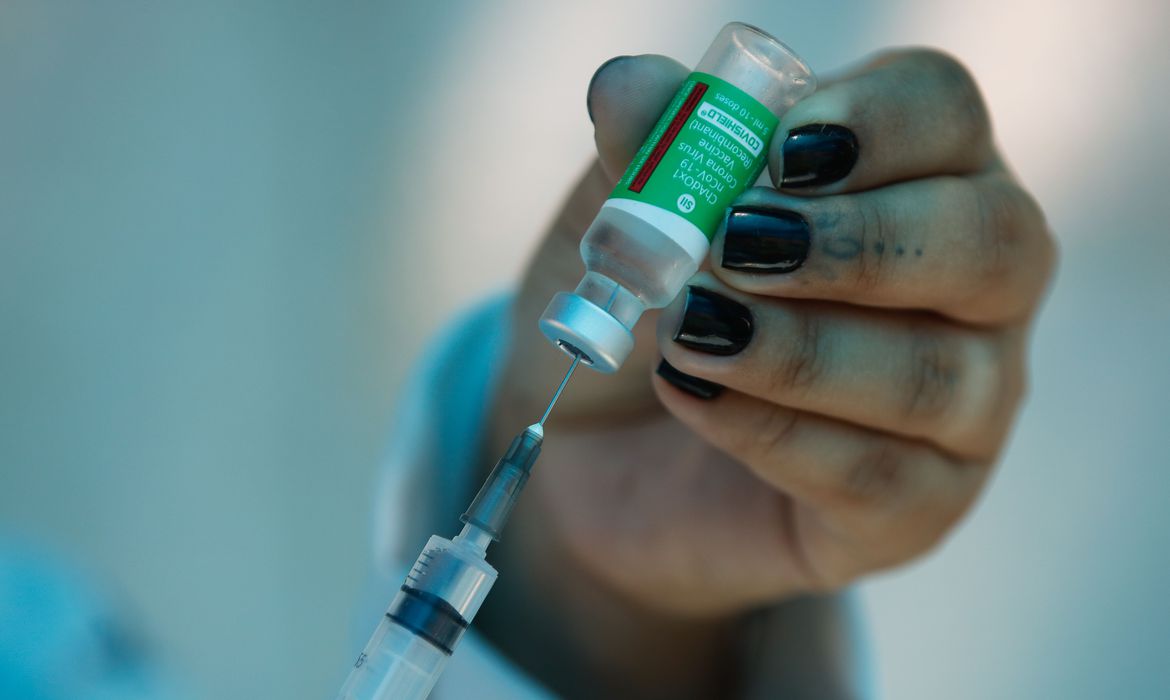 Mais de 780 mil pessoas estão em atraso com a terceira dose da vacina contra a covid-19