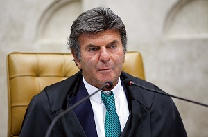 Ministro Luiz Fux faz palestra hoje em Teresina; Câmara aprova PL que pune golpes cometidos por meio de redes sociais