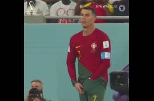 Cristiano Ronaldo viraliza ao retirar "lanchinho" da cueca durante partida (Foto: Reprodução/redes sociais)