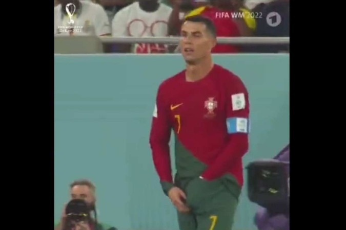 Cristiano Ronaldo viraliza ao retirar "lanchinho" da cueca durante partida