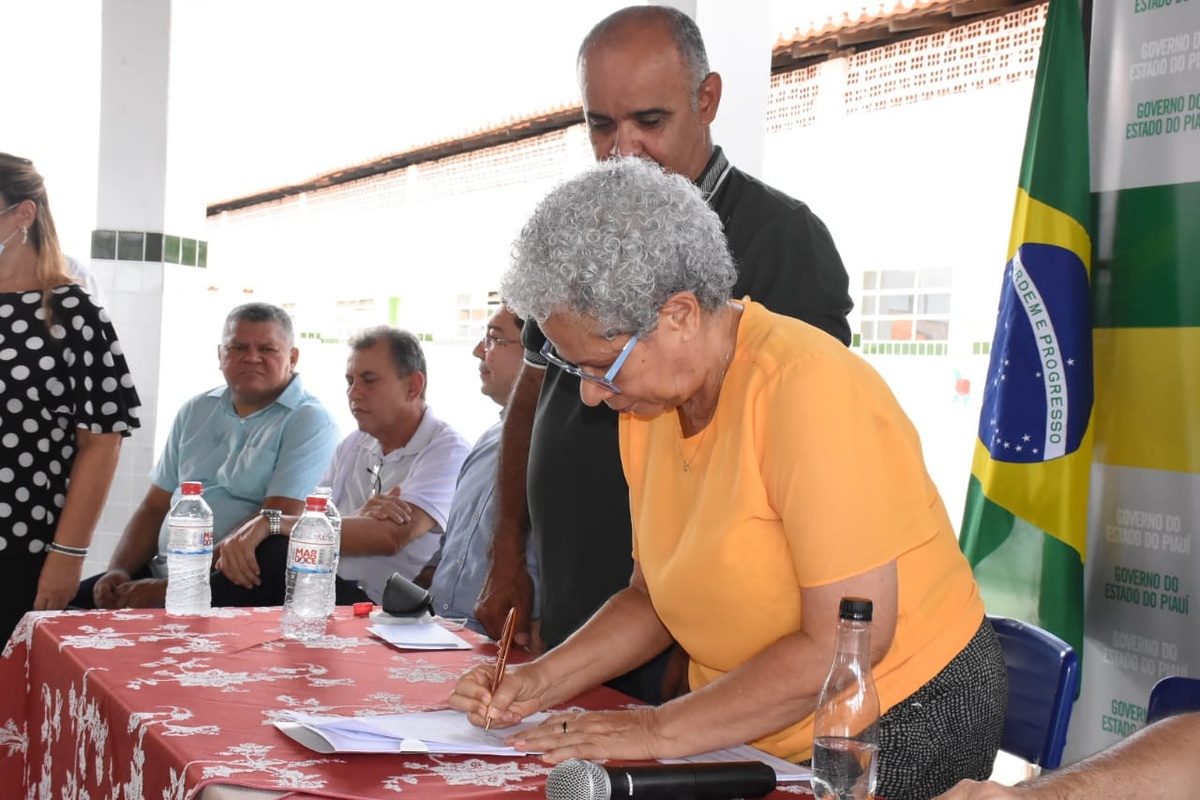 Regina Sousa decreta ponto facultativo no dia 15 de agosto em Teresina —  Assembleia Legislativa do Piauí