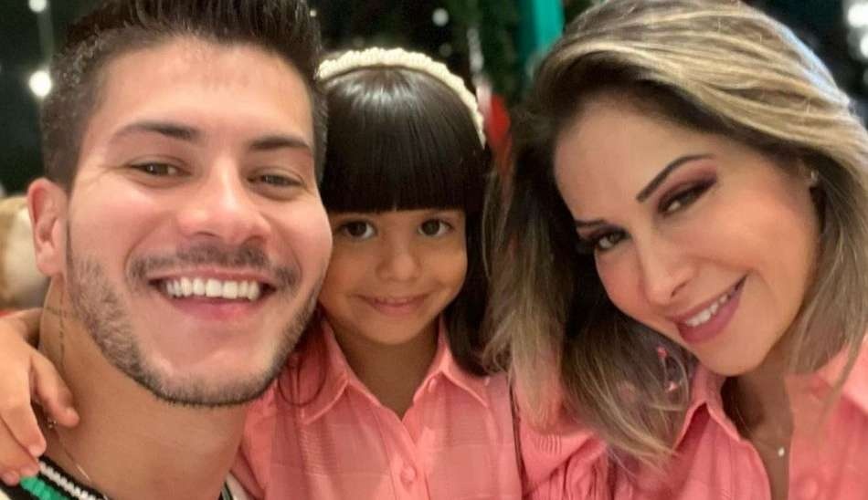 Arthur Aguiar, Maíra Cardi e a filha do casal, Sophia