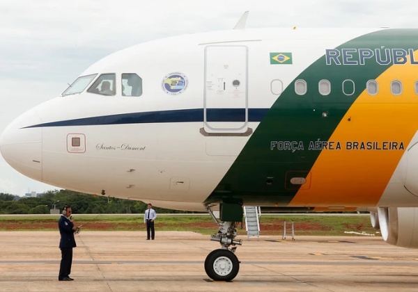 Bolsonaro deixa o Palácio da Alvorada e embarca no avião presidencial