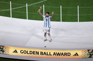 Messi é o único jogador a ganhar a Bola de Ouro duas vezes (Foto: Reprodução/FIFA)