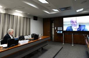 O relator da proposta, Jean Paul Prates (na tela), na reunião da CMA, presidida por Jaques Wagner (Foto: Agência Senado)