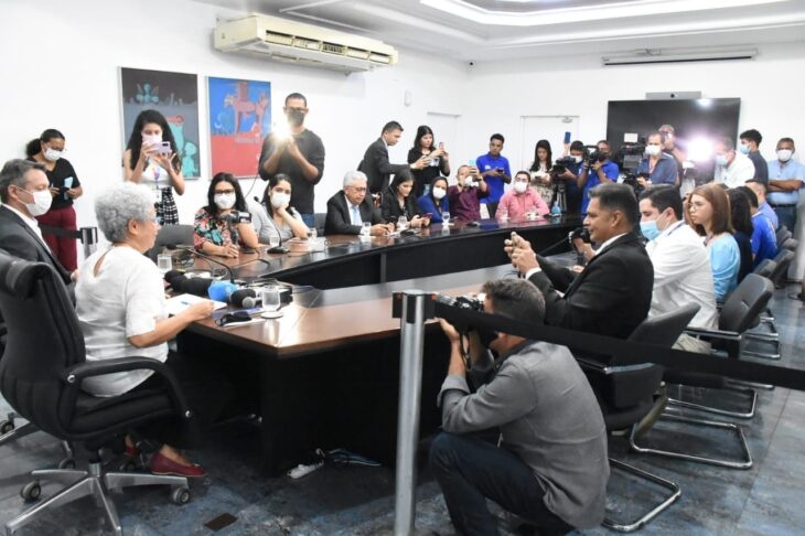 Regina Sousa durante sua última entrevista coletiva, enquanto governadora, no Palácio de Karnak.
