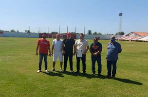 Roberto brown e membros da comissão vistoriando estádios no interior (Foto: Divulgação)