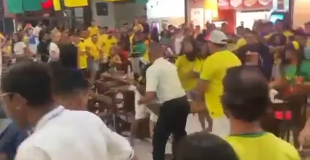 Torcedores brigam em shopping depois de derrota do Brasil