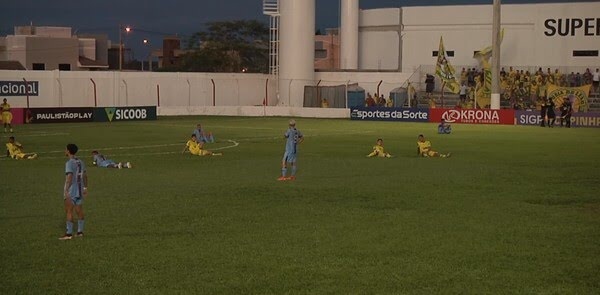 Alguns jogadores deitam ao chão na hora das abelhas