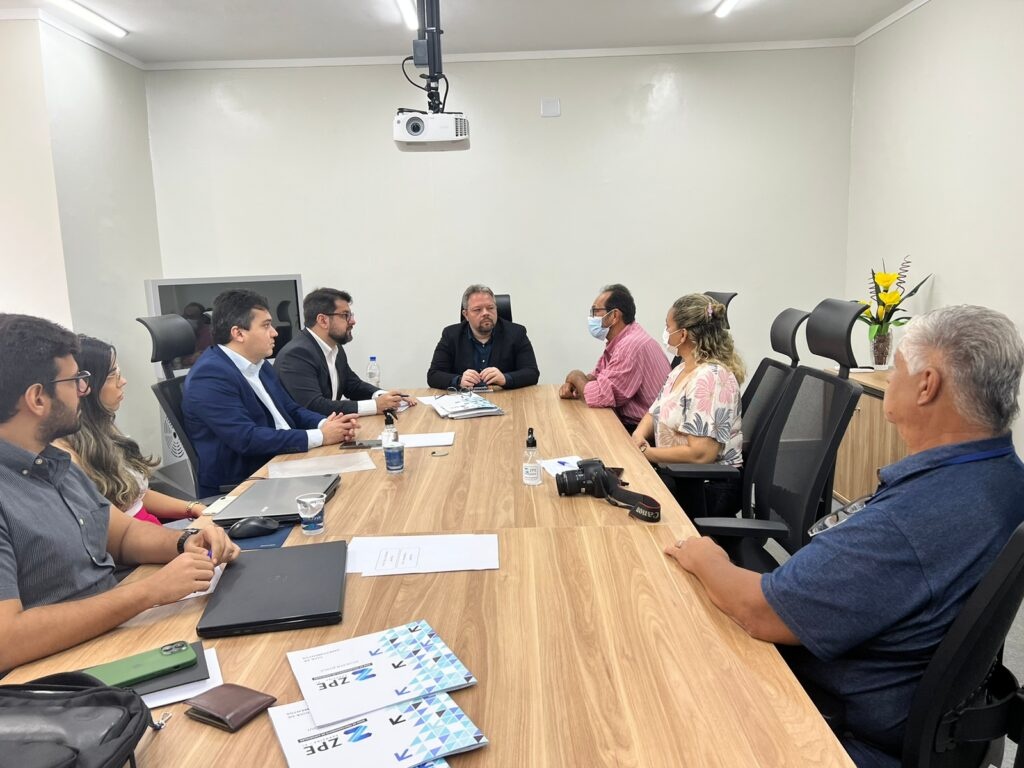 BlogBsilva mostra Victor Hugo reunido e discutindo a situação da Agrícola Famosa. Essa foto desmente a fala do governador