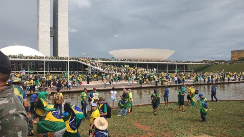 Bolsonaristas romperam barreiras de proteção