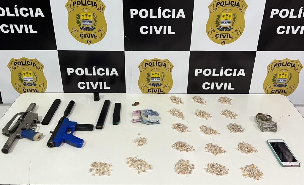 Dois homens são presos com submetralhadoras e drogas dentro de ônibus