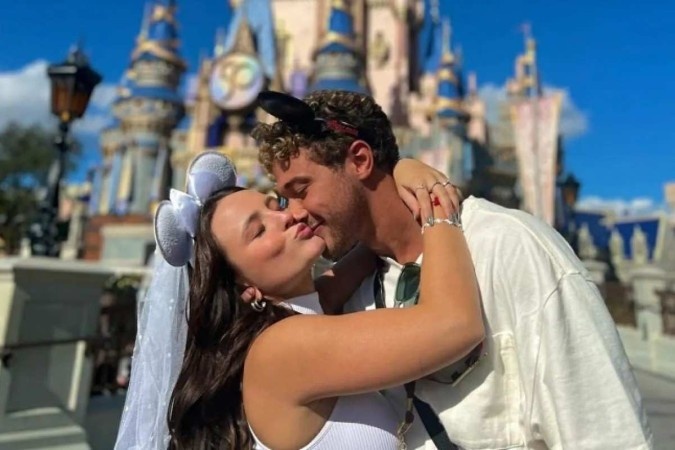 Larissa Manoela e André Luiz Frambach em viagem na Disney