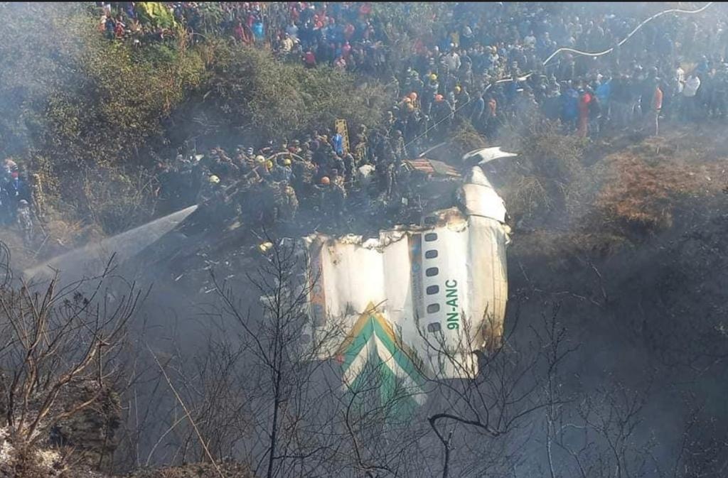 Parte da aeronave caiu em uma encosta e a outra em um desfiladeiro do rio Seti