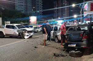 S10 colide com outros quatro veículos na avenida Homero Castelo Branco (Foto: Reprodução/redes sociais)