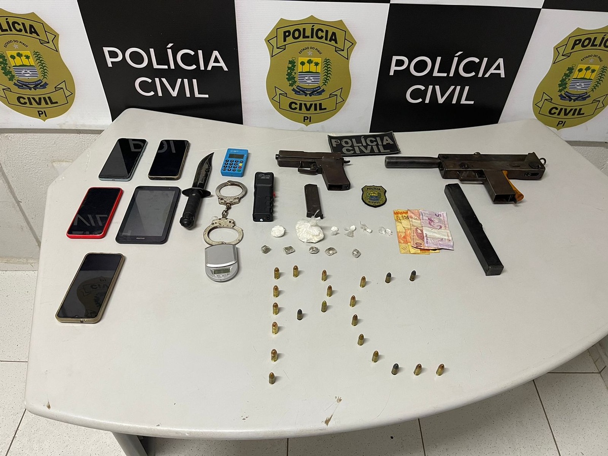 Entre os itens aprendidos haviam algemas e uma máquina de choque, além de armas e drogas