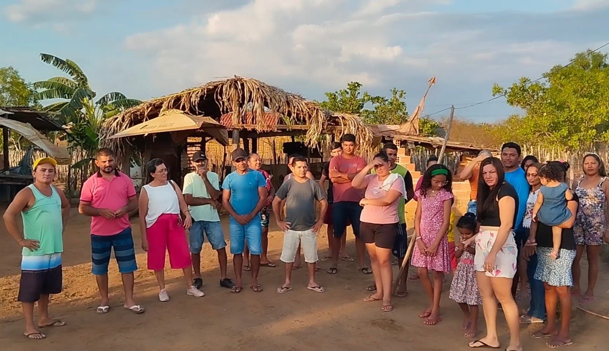 Esses são moradores de comunidades de Esperantina aguardando o governador retornar da China para protestar contra a falta d’água na cidade. Um fato grave que a prefeita Ivanaria não vê