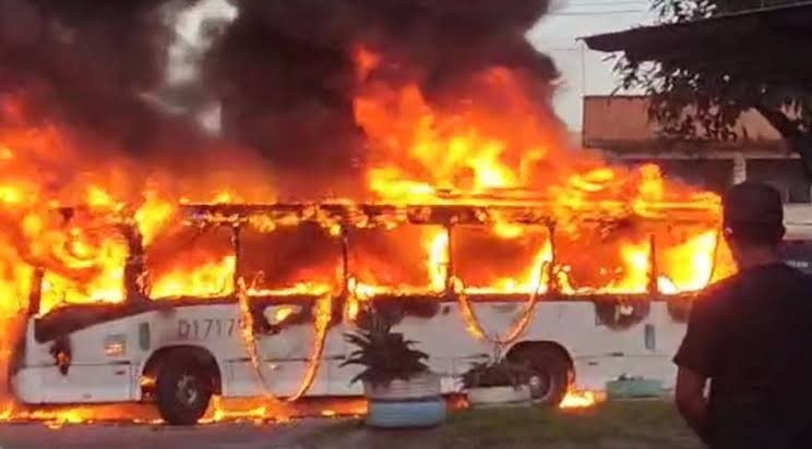 Ônibus incendiados no Rio de Janeiro mostram a força dos bandidos. O estado fica acuado