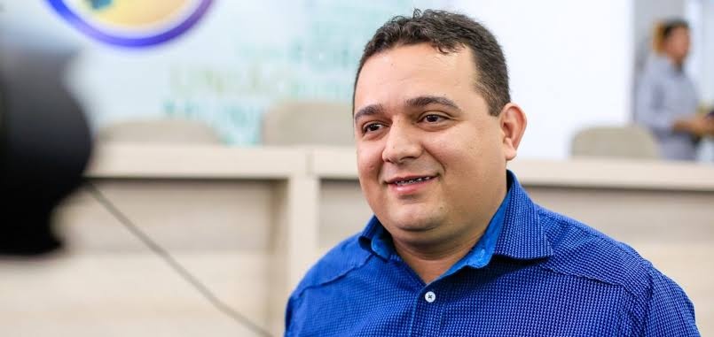 Prefeito Toninho da Caridade   Faz licitação de quase R$ 3 milhões para fazer várias obras na cidade. É a licitação guarda chuva que o promotor da área não deve ter visto ainda