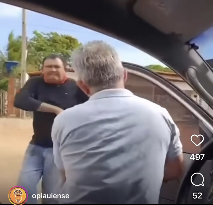 Uma cena dantesca e desafiadora: esse vereador (de frente, com faca na mão) tentando esfaquear o jornalista Teodoro Brito…