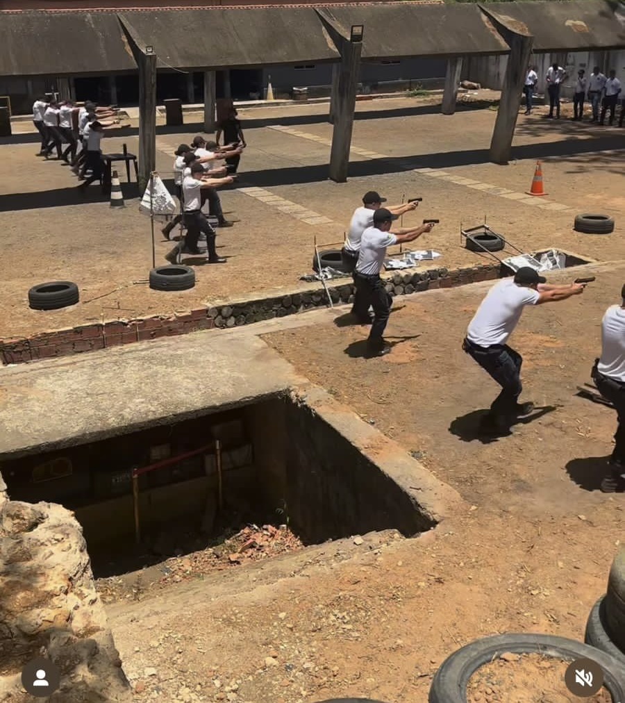 No stand de tiro novos policiais são vistos manejando armas. Vídeos viralizam no mundo