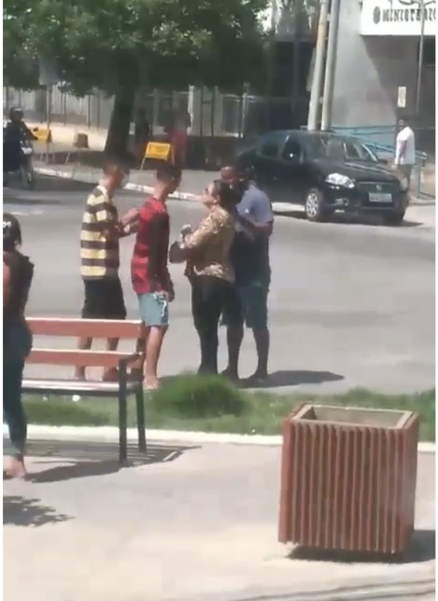 Cena no centro: ladras e ladroes atacando e furtando quem passa. Polícia por aí é coisa rara.  Aí três lanceiros furtando essa mulher