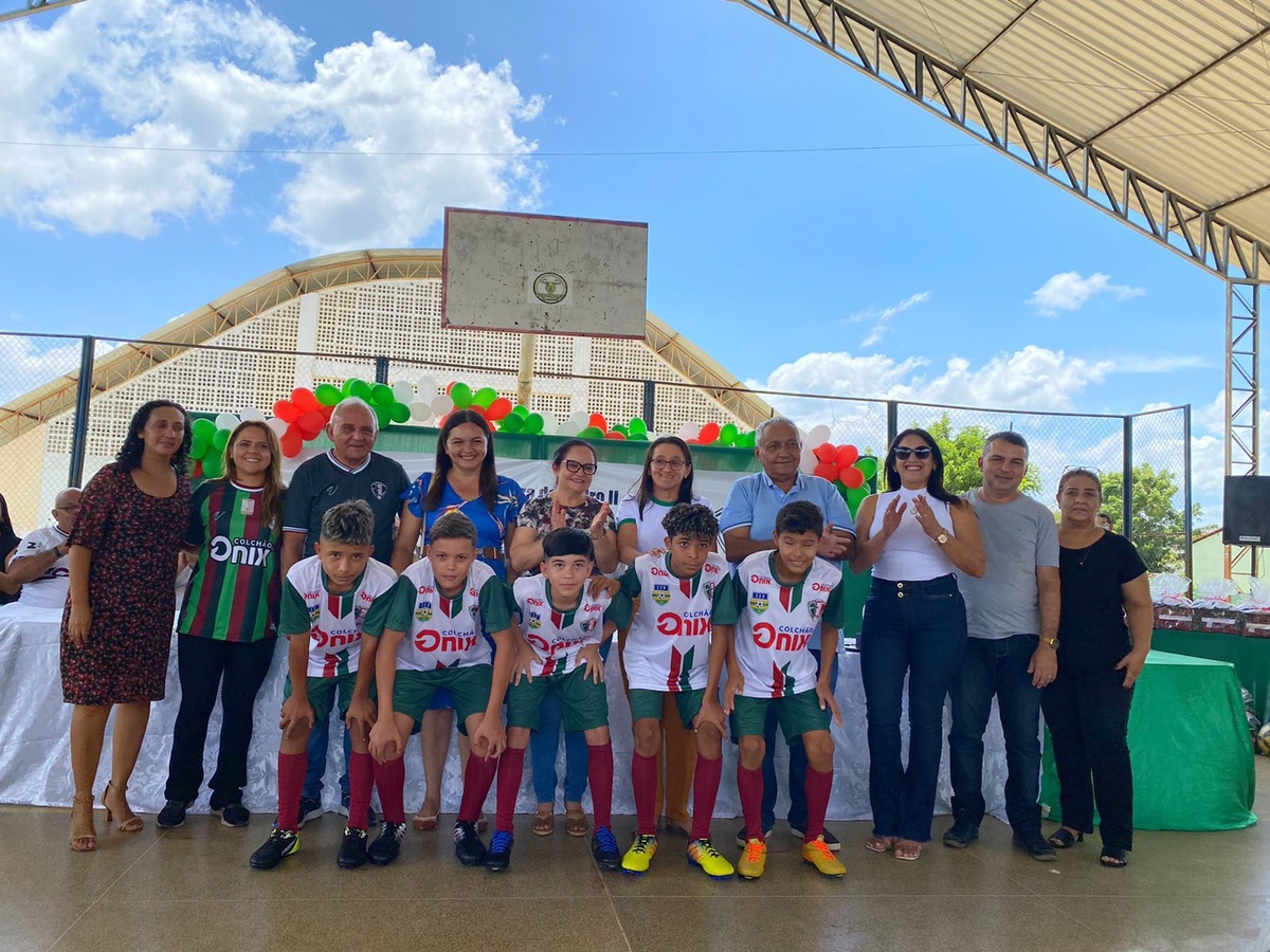A prefeita Betinha e alunos da escolhinha