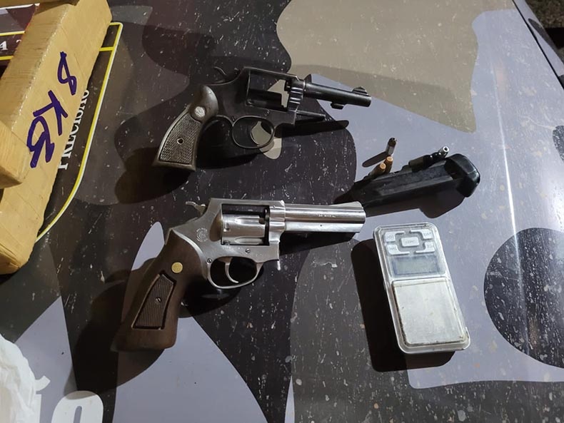 Além das drogas, a polícia apreendeu duas armas de fogo com munições.