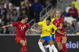 Debinha disputa a bola entre duas jogadoras do Canadá na derrota da seleção brasileira (Foto: Thais Magalhães/CBF)