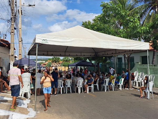 Muitas pessoas prestaram condolências no velório de Maria Rita, na residência de sua mãe.