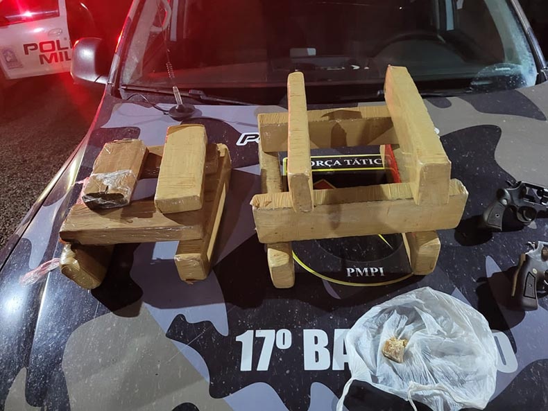 No local, a polícia encontrou cerca de 21kg de maconha para comercio.
