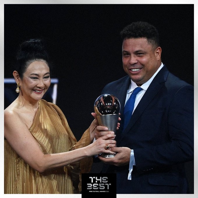 Ronaldo Fenômeno entregou a honraria para a esposa de Pelé