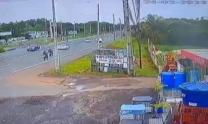 Câmeras flagram momento que poste cai sobre motociclista na BR 343