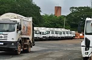 Caminhões do CTA parados na garagem durante a manhã de hoje (16). (Foto: Reprodução)