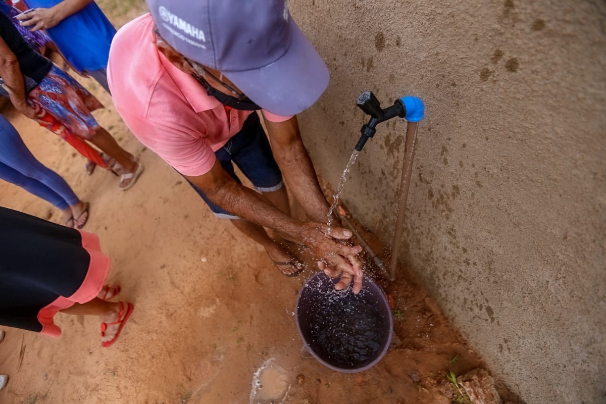 Distribuição de água em Cajueiro da Praia