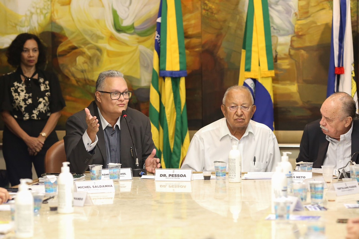 Dr. Pessoa reunido com entidade para tratar do Centro de Teresina
