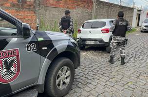 O carro modelo Kwid foi recuperado pelos policiais (Foto: Reprodução/ PMPI)