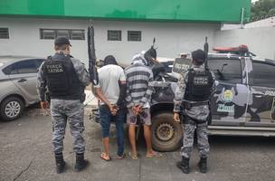 Os assaltantes foram detidos e a moto em que estavam foi apreendida (Foto: Divulgação / PMPI)